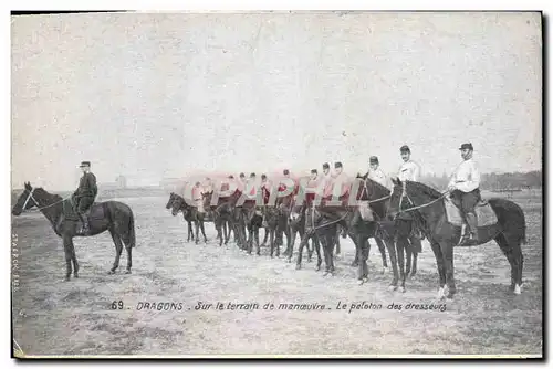 Ansichtskarte AK Cheval Equitation Hippisme Dragons Sur le terrain de manoeuvre Le peloton des dresseurs
