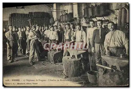 Cartes postales Cheval Equitation Hippisme Vienne 17eme regiment de Dragons L&#39atelier de marechalerie Militar