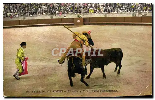 Cartes postales Corrida Course de taureaux Taureau entraine apres sa mort par le train de muleta