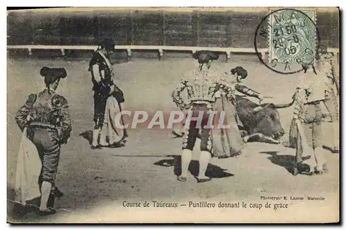 Ansichtskarte AK Corrida Course de taureaux Nimes Les arenes La mise a mort