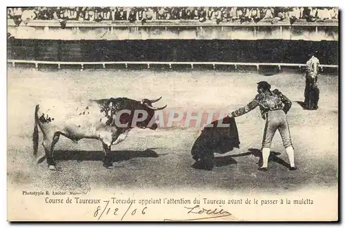 Ansichtskarte AK Corrida Course de taureaux Toreador appelant l&#39attention du taureau avant de le passer a la m