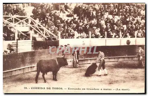 Ansichtskarte AK Corrida Course de taureaux Entrando ou tirandosc a matar La mort