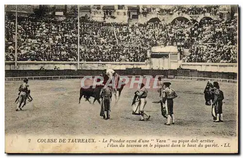 Cartes postales Corrida Course de taureaux Le picador arme d&#39une vara ou pique doit arreter