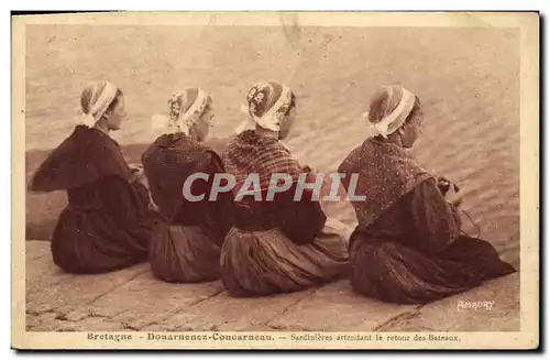 Cartes postales Folklore Douarnenez Concarneau Sardinieres attendant le retour des bateaux