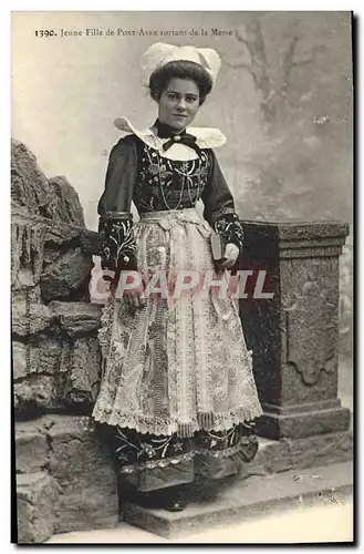 Ansichtskarte AK Folklore Jeune fille de Pont Aven sortant de la messe