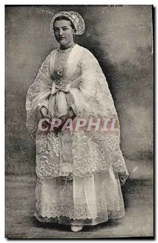 Cartes postales Folklore Jeune fille de Douarnenez en costume de fete