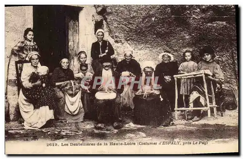 Ansichtskarte AK Folklore Dentelle Dentelliere Les dentellieres de la Haute Loire Costumes d&#39Espaly pres Le Pu