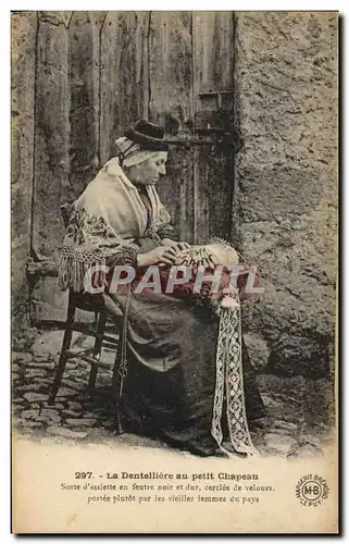 Cartes postales Folklore Dentelle La Dentelliere au petit chapeau