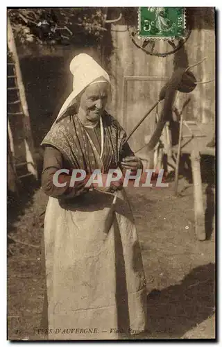 Ansichtskarte AK Folklore Dentelle Dentelliere Auvergne Vieille paysanne