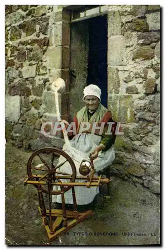 Cartes postales Folklore Auvergne Une fileuse