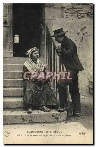 Cartes postales Folklore Dentelle Dentelliere Auvergne Sur le seuil du logis un brin de causette