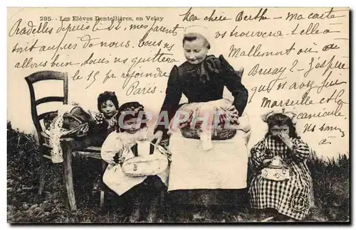 Cartes postales Folklore Dentelle Dentelliere Les eleves dentellieres en Velay Enfants