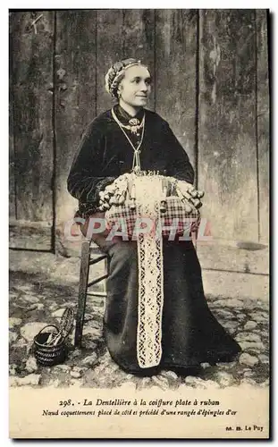 Cartes postales Folklore Dentelle La Dentelliere a la coiffure plate a ruban