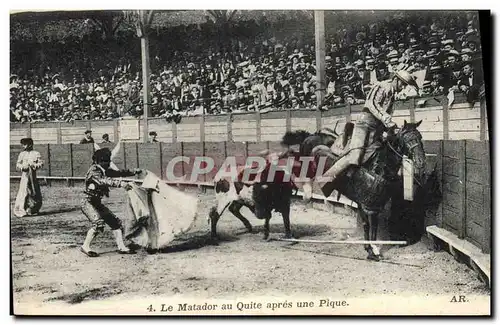 Ansichtskarte AK Corrida Course de taureaux Le matador au Quite apres une pique