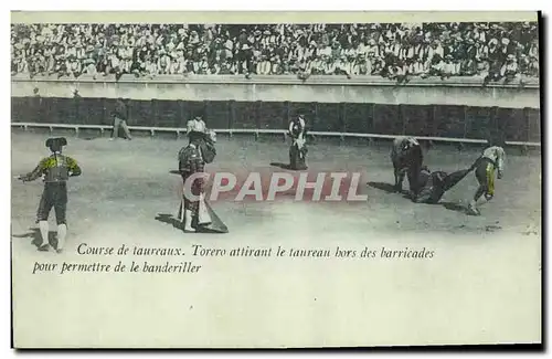 Ansichtskarte AK Corrida Course de taureaux Torero attirant le taureau hors des barricades pour permettre de le b