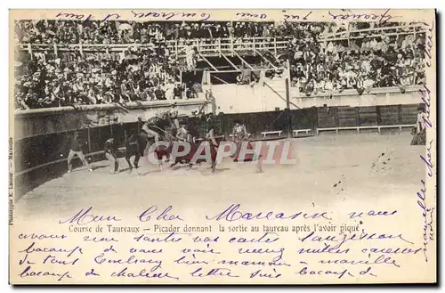 Cartes postales Corrida Course de taureaux Picador donnant la sortie au taureau apres l'avoir pique
