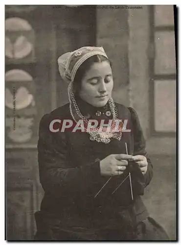 Cartes postales Folklore Jeune fille de Saint Pol de Leon tricotant