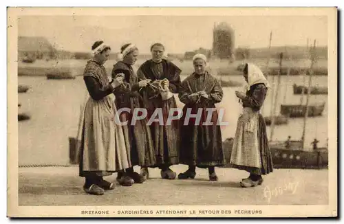 Cartes postales Folklore Bretagne Sardinieres attendant le retour des pecheurs