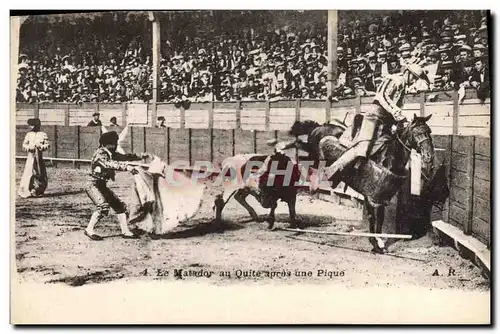 Ansichtskarte AK Corrida Course de taureaux Le matador au Quite apres une pique