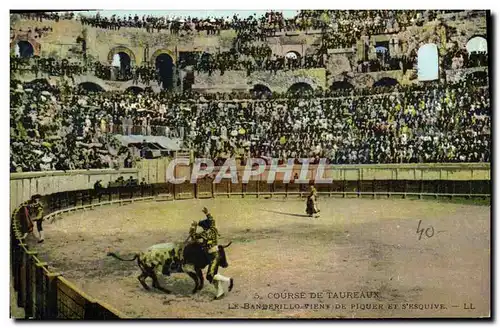 Cartes postales Corrida Course de taureaux Le banderillo vient de piquer et s&#39esquive