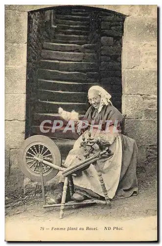Cartes postales Folklore Dentelle Dentelliere Femme filant au rouet