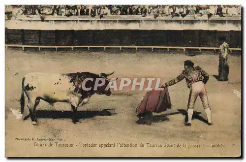 Ansichtskarte AK Corrida Course de Taureaux Toreador appelant l&#39attention du taureau avant de le passer a la m