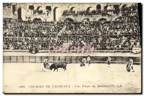 Cartes postales Corrida Course de Taureaux Une passe de manteau