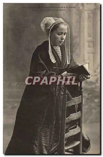 Cartes postales Folklore Jeune fille de St Thegonnec a la messe