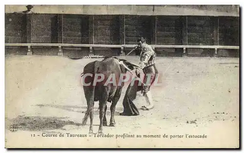 Ansichtskarte AK Corrida Course de taureaux Toreador profilant au moment de porter l&#39estocade