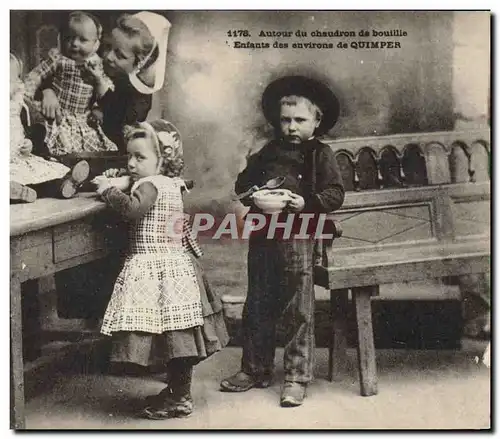 Cartes postales Folklore Enfants Autour du chaudron de bouillie Enfants des environs de Quimper