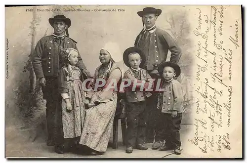 Cartes postales Folklore Famille de Plougastel Daoulas Costume de fete