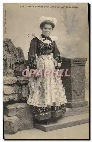 Cartes postales Folklore Jeune fille de Pont Aven sortant de la messe