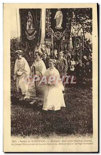 Cartes postales Folklore Pardon de Rumengol Les jeunes filles portant de lourdes bannieres