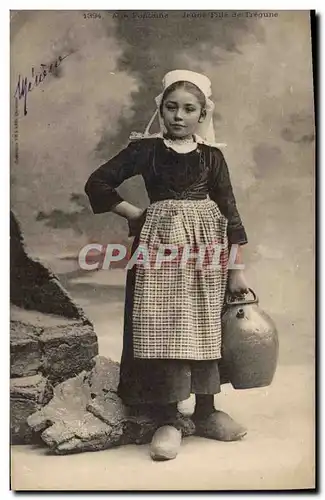 Cartes postales Folklore A la fontaine Jeune fille de Tregune
