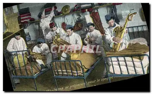 Cartes postales Militaria Musiciens se preparant pour le concert Saxophone