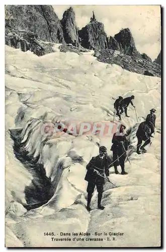 Ansichtskarte AK Alpinisme Dans les Alpes sur le glacier Traversee d&#39une crevasse