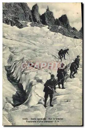 Ansichtskarte AK Alpinisme Dans les Alpes sur le glacier Traversee d&#39une crevasse