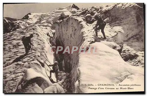 Ansichtskarte AK Alpinisme Chamonix Ascension perilleuse Passage d&#39une crevasse au Mont Blanc