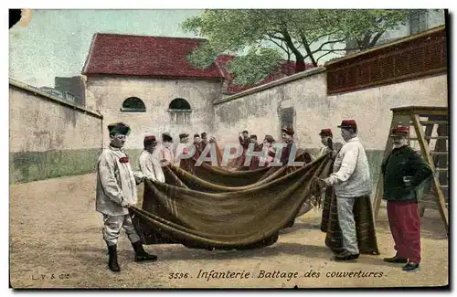 Ansichtskarte AK Militaria Infanterie Battage des couvertures