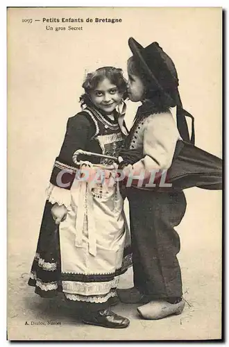 Ansichtskarte AK Folklore Enfants Petits enfants de Bretagne Un gros secret