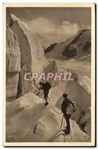 Cartes postales Alpinisme Massif du Mont Blanc Glacier de Tre la Tete Dans les seracs du glacier a droite les pe