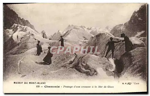 Cartes postales Alpinisme Chamonix Passage d&#39une crevasse a la mer de glace