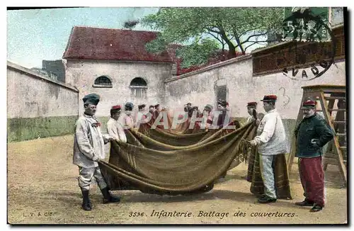 Ansichtskarte AK Militaria Infanterie Battage des couvertures