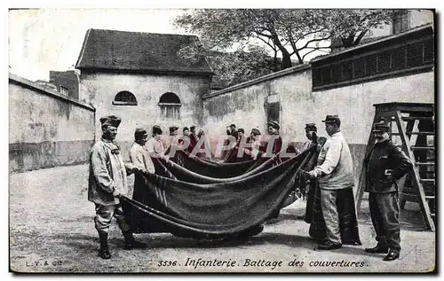 Ansichtskarte AK Militaria Infanterie Battage des couvertures