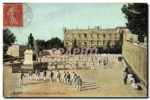 Cartes postales Militaria Avignon La Place du Palais Exercice des recrues