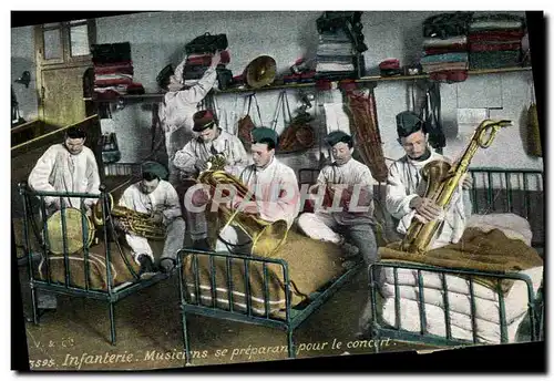 Cartes postales Militaria Infanterie Musiciens se preparant pour le concert Saxophone