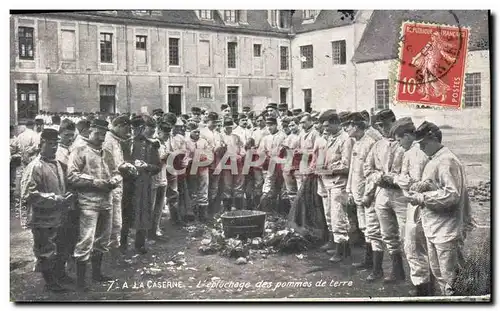 Cartes postales Militaria A la caserne L&#39epluchage des pommes de terre