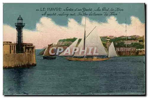 Cartes postales Phare Le Havre Sortie d&#39un yacht Au fond La Heve
