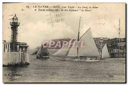 Cartes postales Phare Le Havre Sortie d&#39un yacht Au fond La Heve