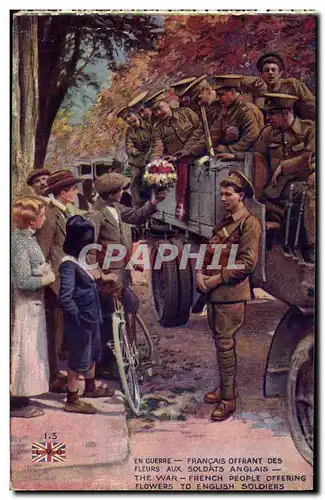 Ansichtskarte AK Militaria Francais offrant des fleurs aux soldats anglais Velo Cycle